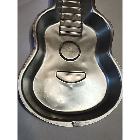 Wilton 2000 Guitar Aluminum Cake Pan Mold 2105-570 SCRATCHES DENTS - Picture 3 of 5
